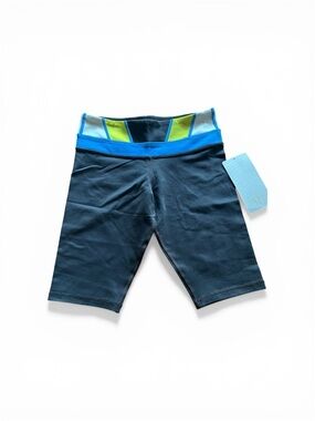 Brand new with tag lulu-lemon Size 4 Groove short .